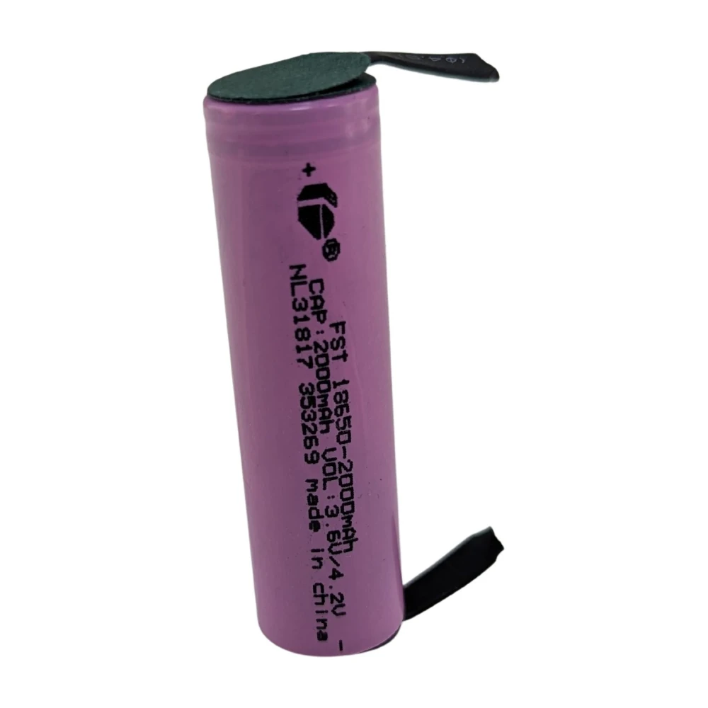 Batería 18650 con lengueta para soldar en detalle mostrando la lengüeta