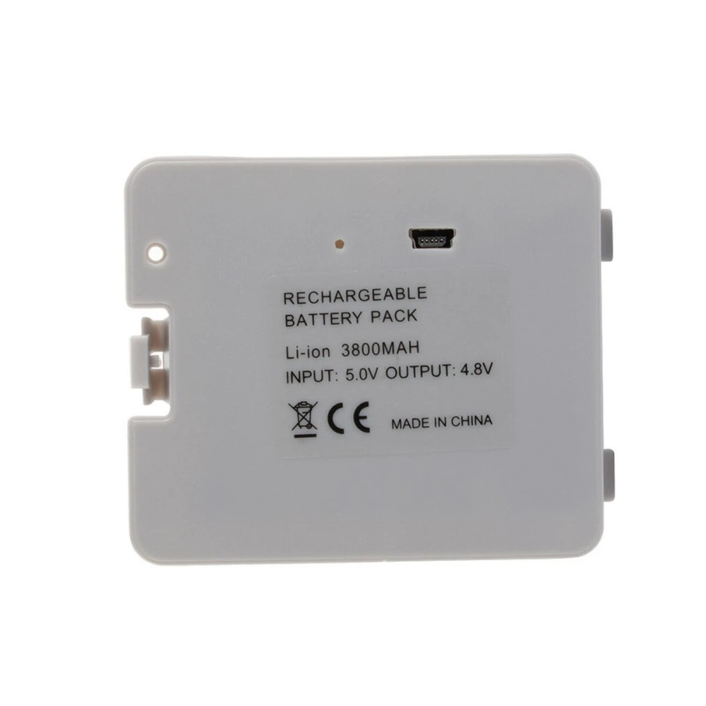 Batería recargable para Wii Fit en primer plano con cable USB