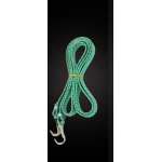 Detalle de la cerradura con llave del baúl portacasco bicicleta