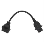 Detalle del conector OBD2 a 8 pines para camión Volvo