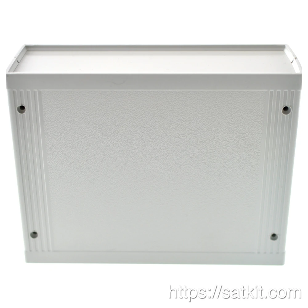 Caja de Plástico para proyectos 170x130x60mm en uso con componentes electrónicos