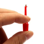 Detalle del gancho simple del clip de conexión rojo