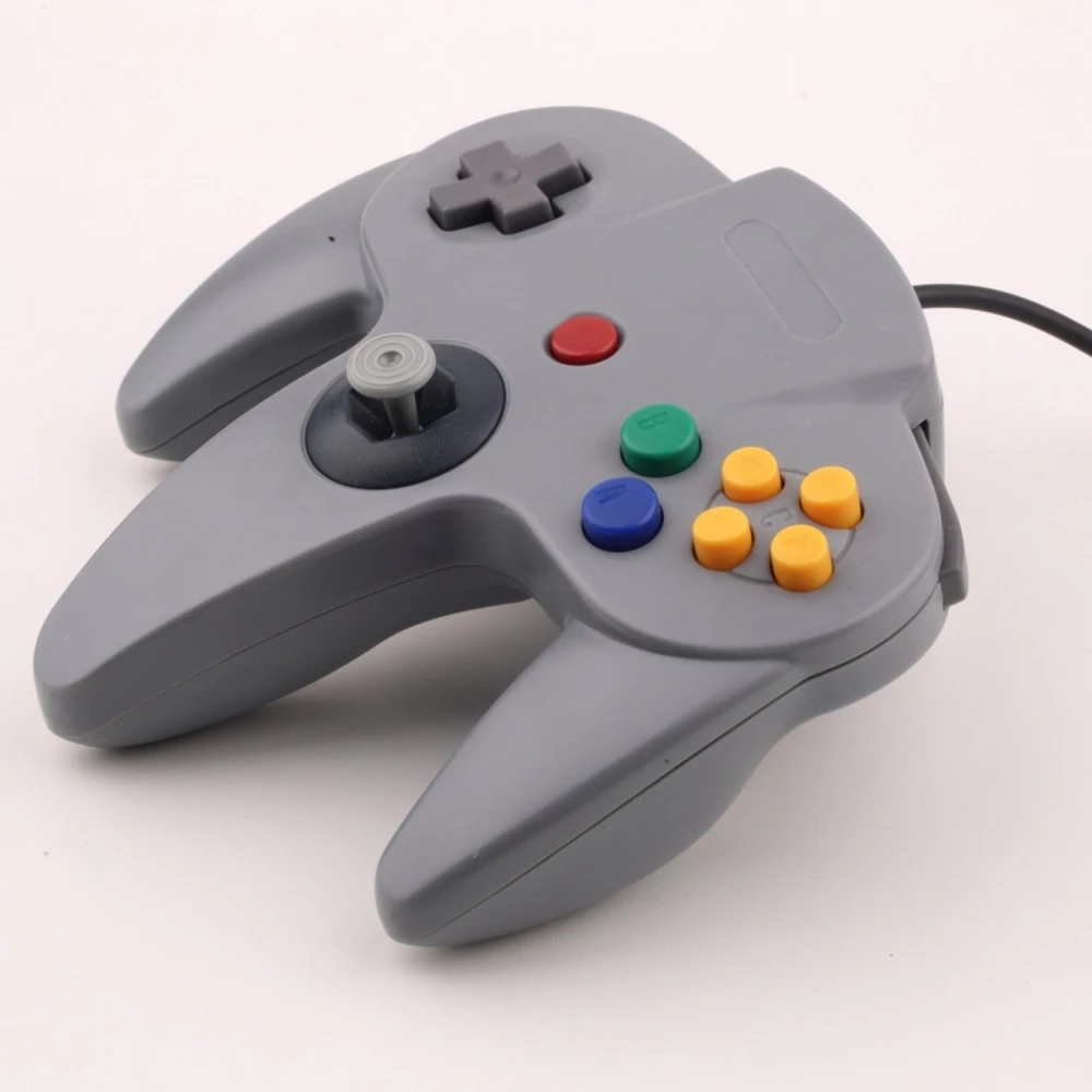 Kompatibilni kontroler Nintendo 64 s originalnim priključkom i crnim kabelom