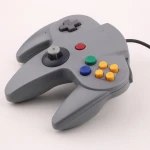Kompatibilni kontroler Nintendo 64 s originalnim priključkom i crnim kabelom