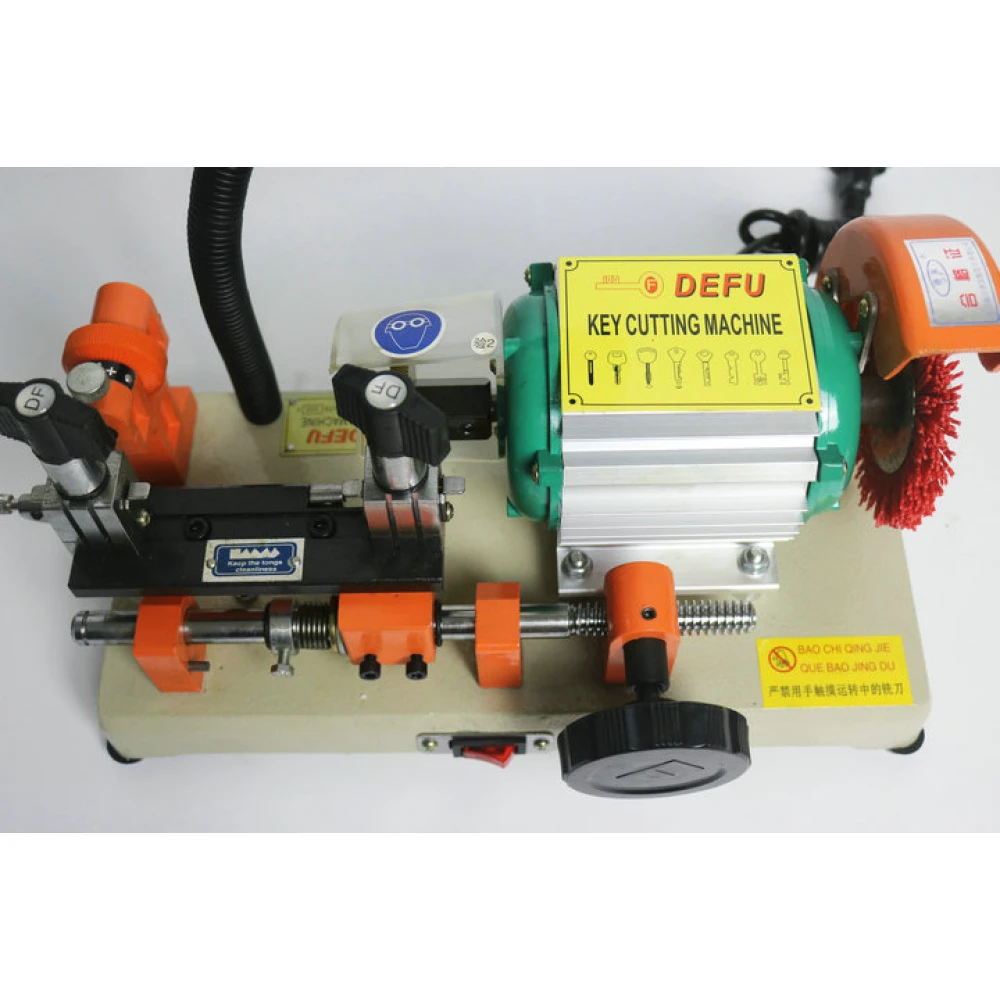 Vista lateral de la máquina duplicadora de llaves Defu 2as con control manual