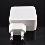 Cargador USB-C 29W compatible MacBook mostrando dimensiones compactas