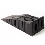 Detalle de la banda de rodadura de alto agarre en rampa coche plastico