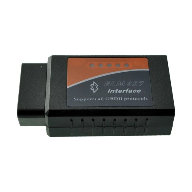 Crni ELM327 Bluetooth v1.5 adapter s narančastom naljepnicom i 16-pinskim OBD2 priključkom