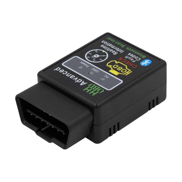 Crni ELM327 Bluetooth adapter snimljen ukoso, s 16-pinskim OBD2 priključkom u prvom planu
